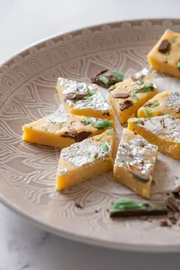 PEPPERMINT CRISP BURFI SLICES