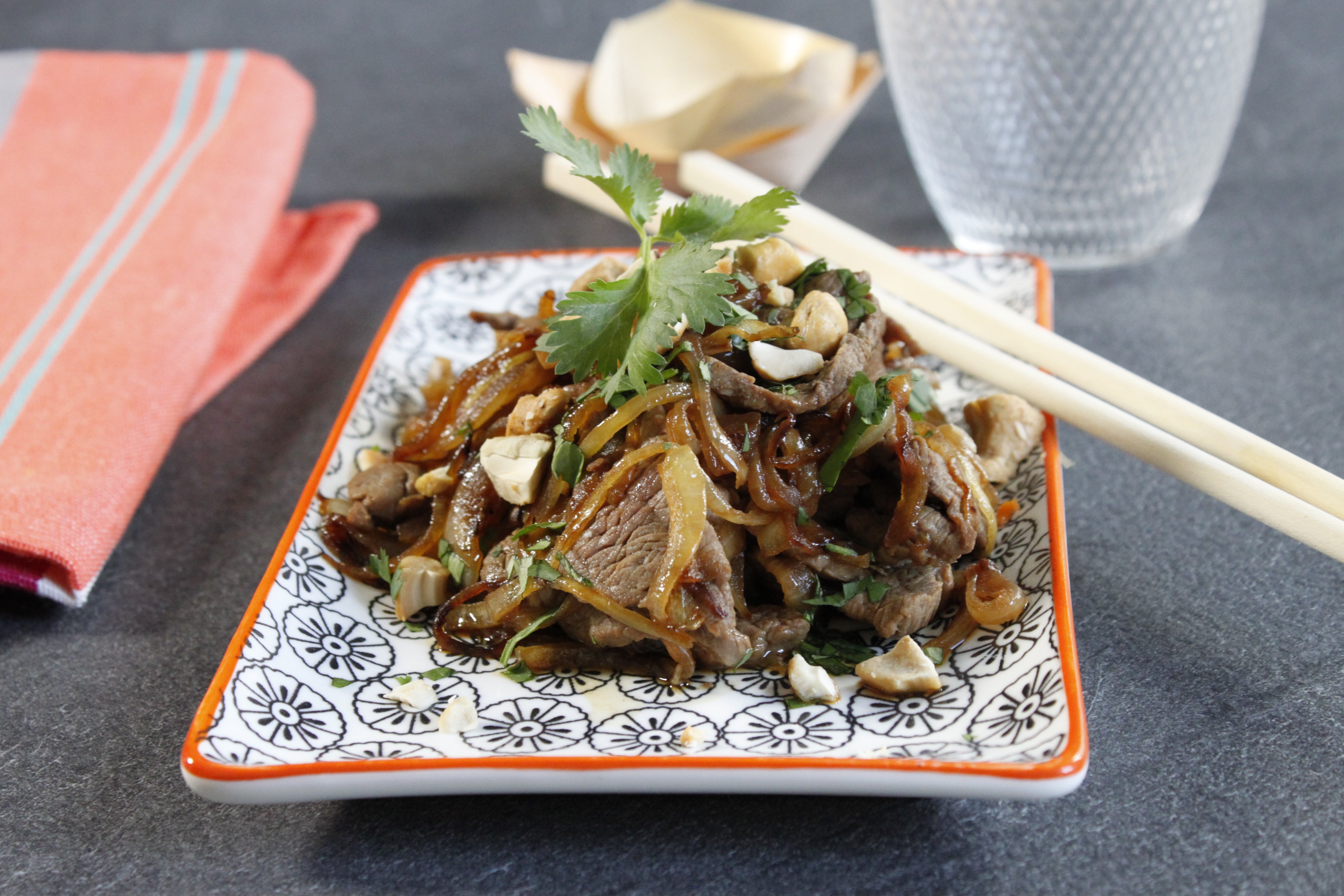 Boeuf aux oignons et noix de cajou