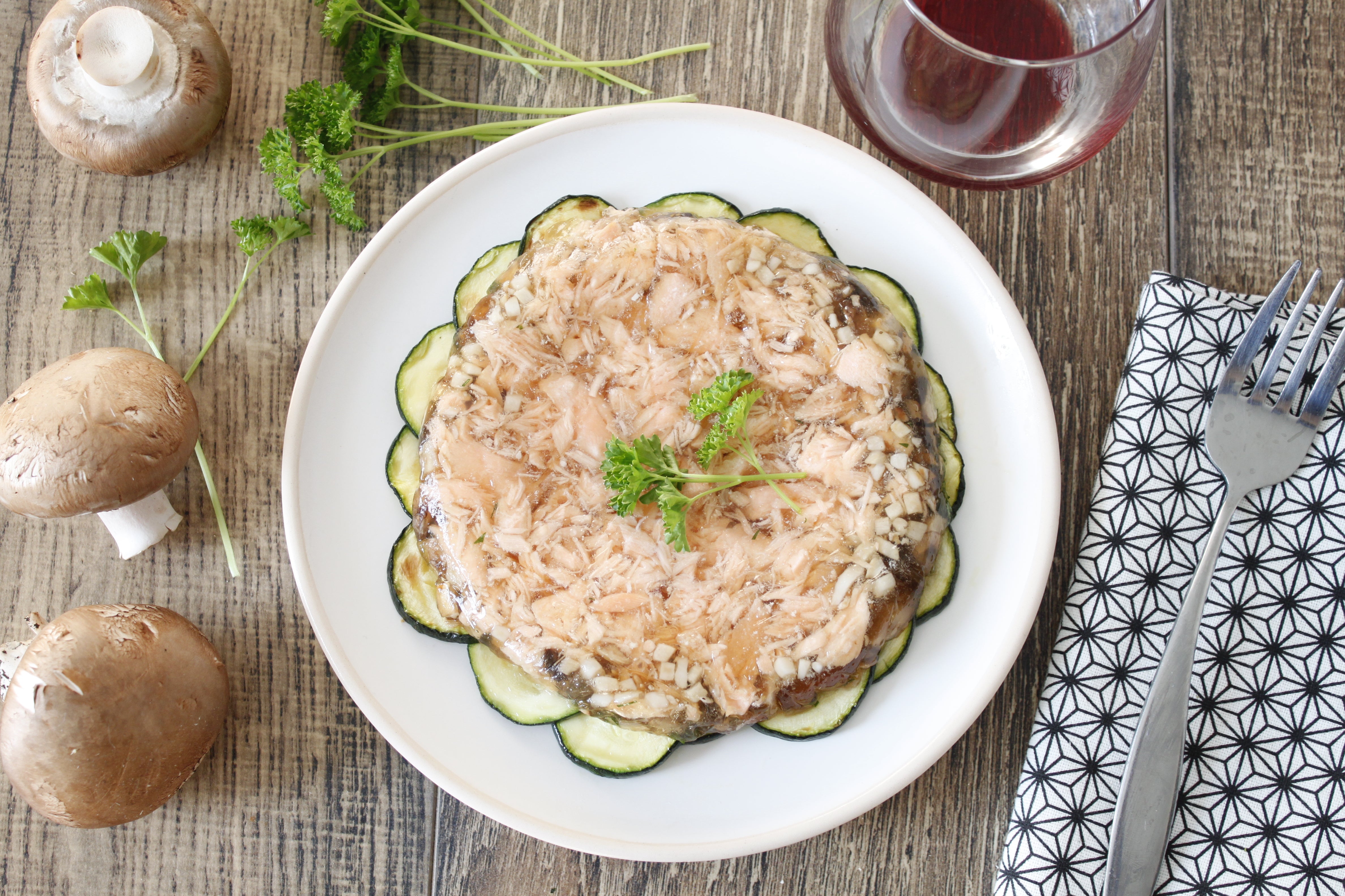 Saumon en gelée et champignons persillés