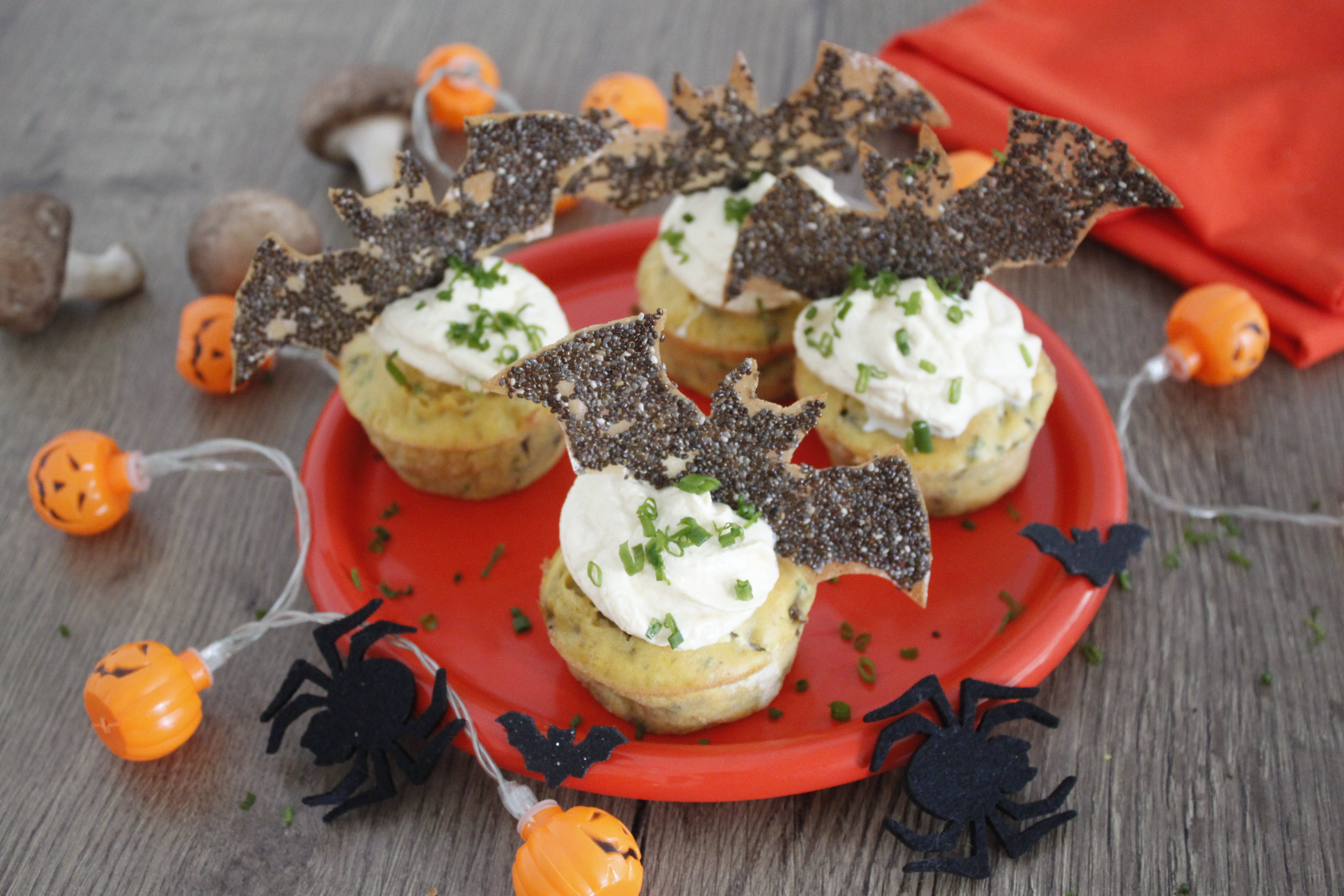 Des cup cake avec une chantilly et des chauves souris dessus