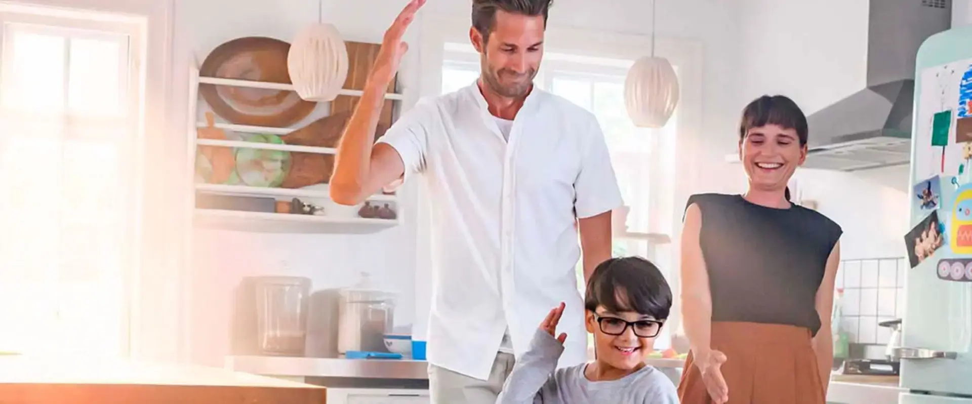 Une famille dansant dans la cuisine