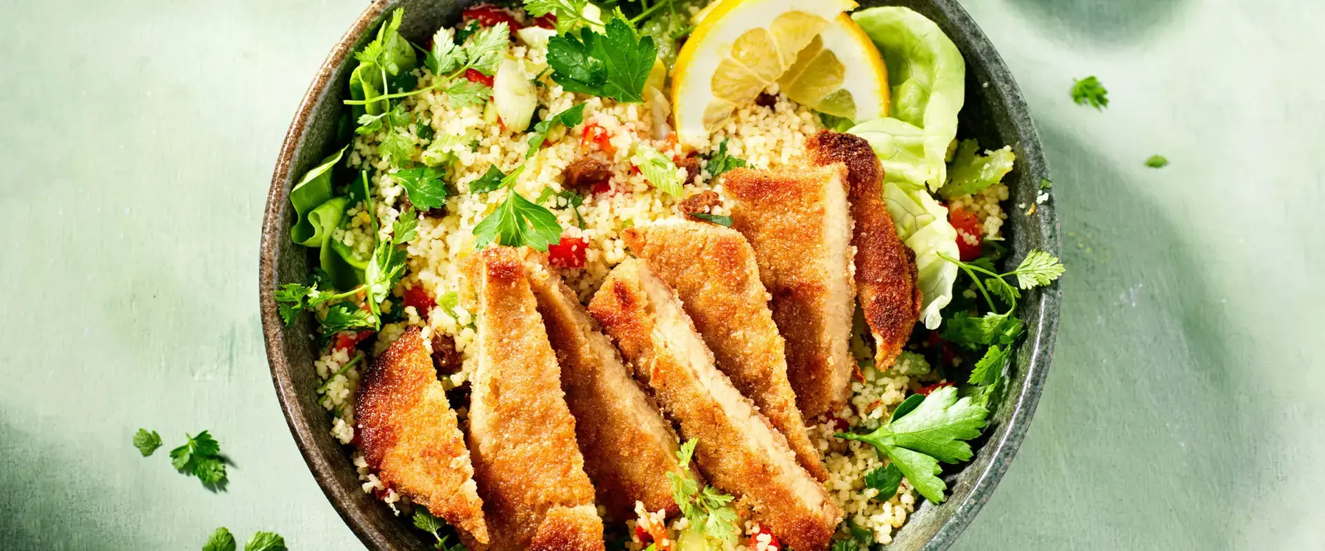 Une salade au poulet pané