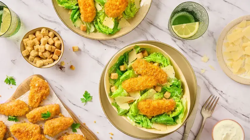 Salade César au poulet croustillant et au fromage à la friteuse à air avec croûtons