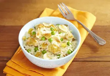 Riz saute au poulet grille et petits legumes