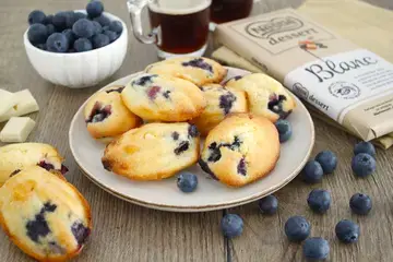 Madeleines pépites de chocolat blanc et myrtilles
