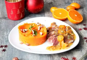 Magret de canard sauce aux girolles et kumquats, purée de butternut