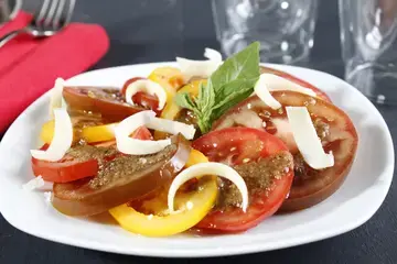 Salade de tomates, pignons et olives