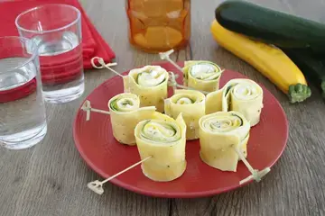 Petits rouleaux de pâtes aux courgettes et chèvre frais
