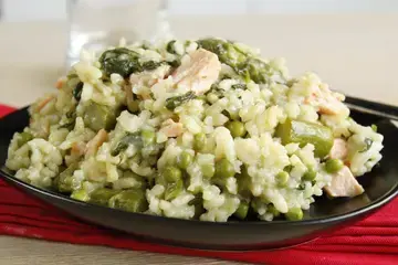 Une recette de risotto facile à préparer au saumon, de petits pois et d'asperges.
