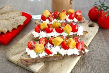 Tartine ricotta tomates et crousti tofu