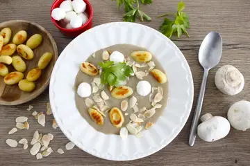 Velouté de champignons gnocchis et chèvre frais