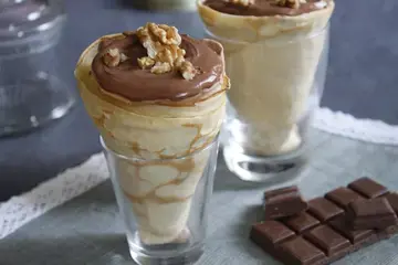 Cornets de crêpes chantilly au chocolat, poires et noix
