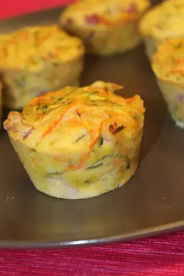 Cakes à la carotte, emmental et jambon fumé