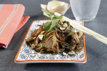 Boeuf aux oignons et noix de cajou