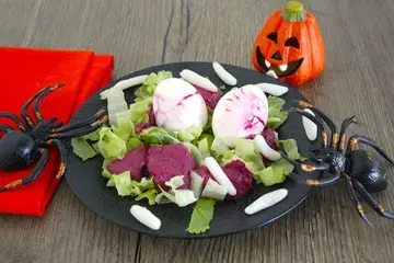 Salade effrayante d'oeufs monstreux et asticots