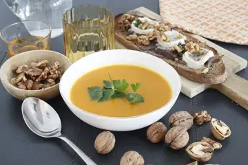 Soupe de potiron et tartine chèvre noix et miel
