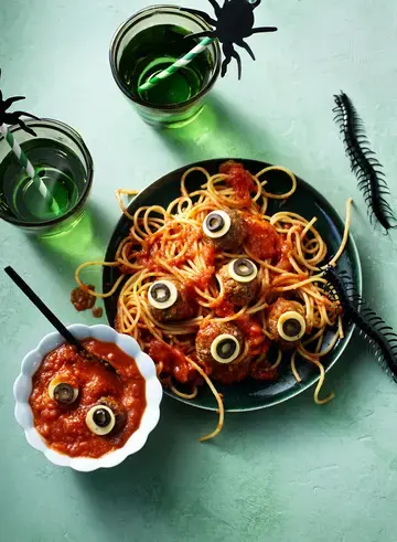 Spaghetti d'Halloween aux globes oculaires et sauce sanglante