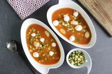 Bouillon de tomate vermicelles aux gnocchi, courgettes et chèvre frais