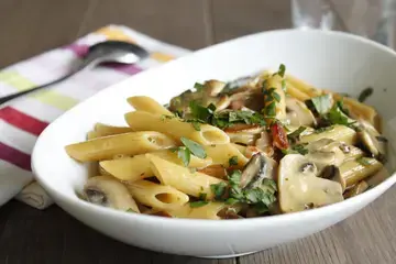 Penne champignons lardons crème