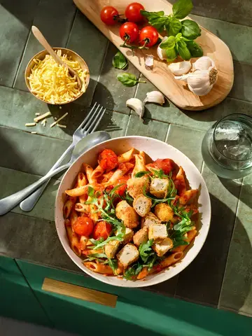 Pâtes épicées à la tomate avec du tofu croustillant