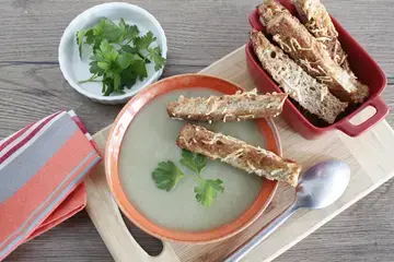 Soupe de poireaux et pommes de terre et mouillettes fde pain perdu cuites au air fryer