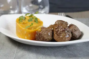 Boulettes de boeuf au cheddar et écrasée de patate douce