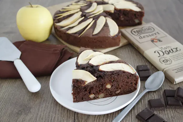 Gâteau aux pommes et chocolat noir doux