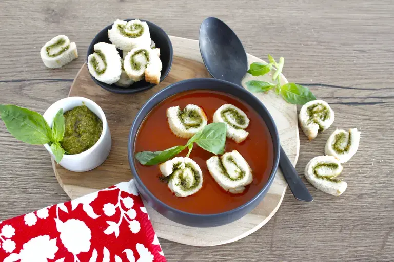 Velouté de tomates et roll's croustillants de pain de mie au pesto