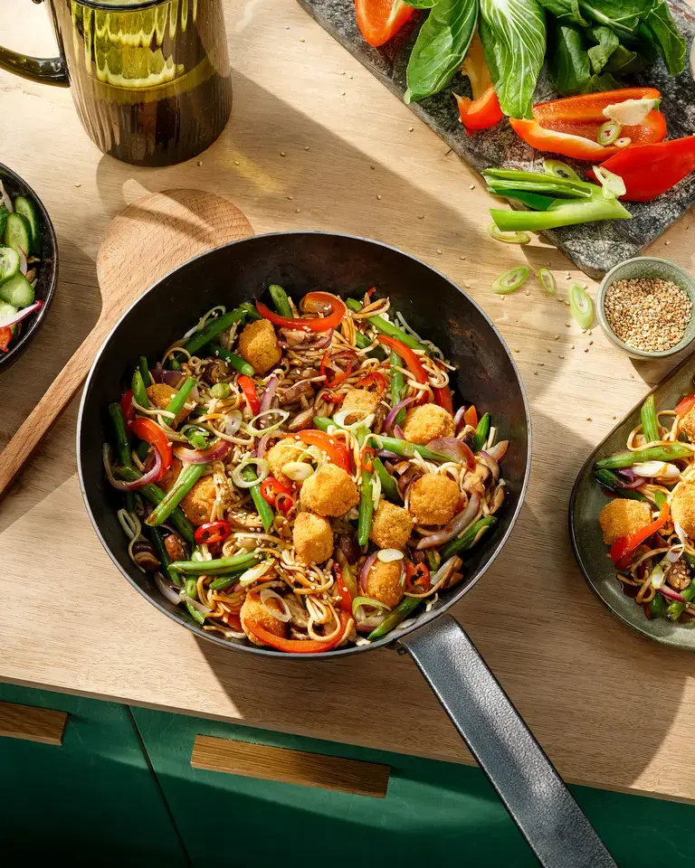 Wok de nouilles au tofu croustillant