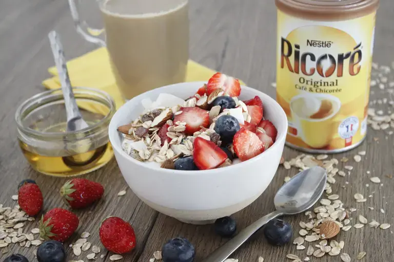 bowl skyr granola et fruits boisson Ricoré
