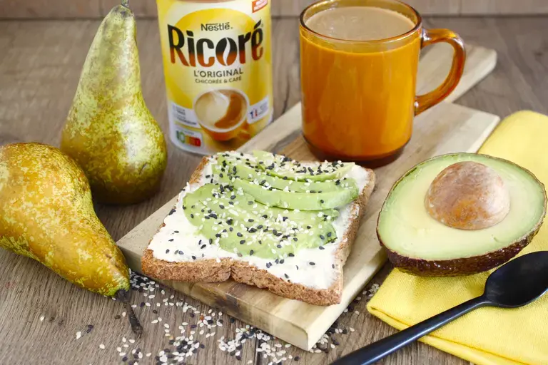 Avocado toast et smoothie poire Ricoré