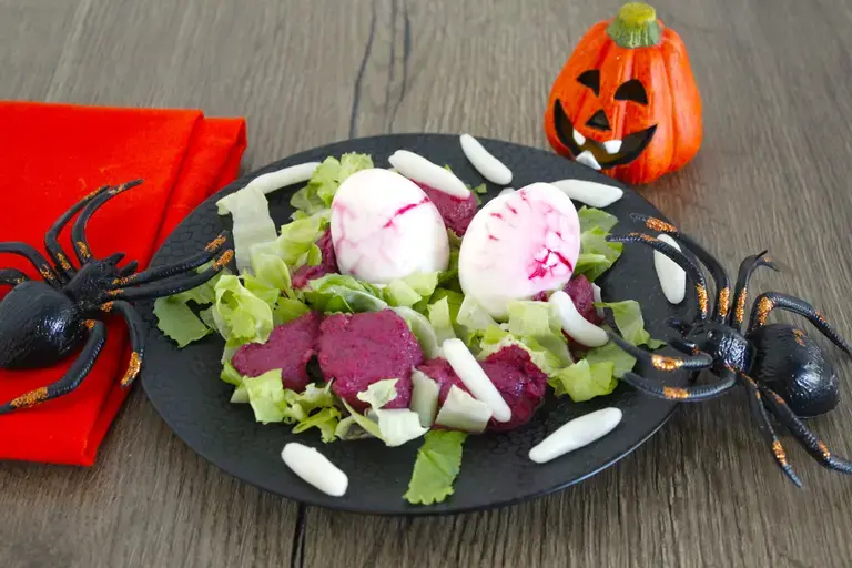 Salade effrayante d'oeufs monstreux et asticots