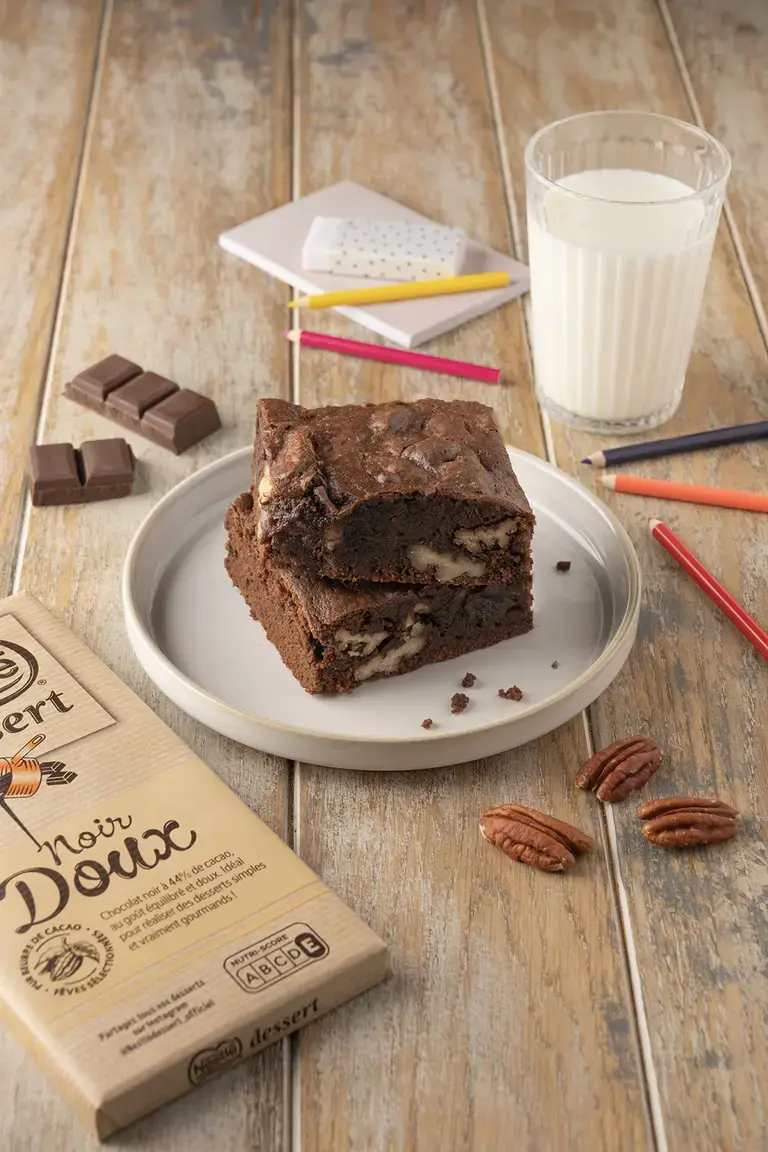 DESSERT Brownie Noir Doux Portrait Yoghurt Bowl Escale Gourmande 2026 Final Dish Image FR