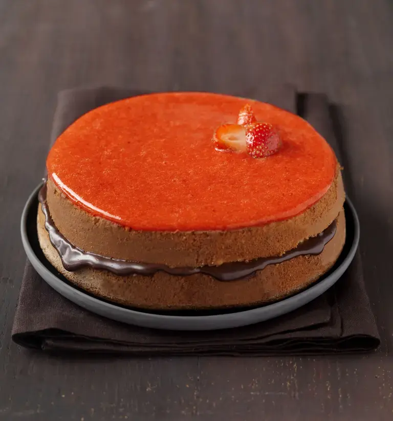 Gateau moelleux miroir de fraise et ganache chocolat