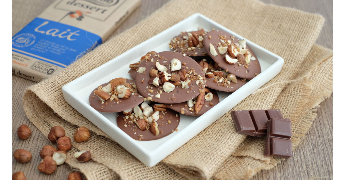 Mendiants au chocolat au lait, pralin et fruits secs