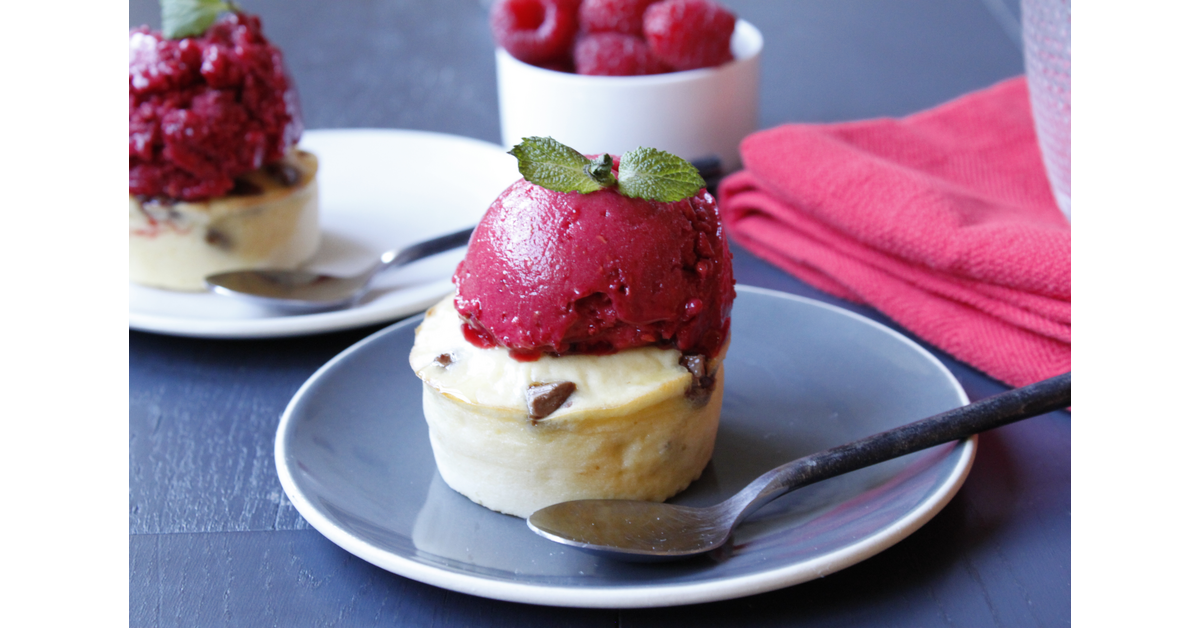 Fondant au yaourt, chocolat praliné et sorbet framboises