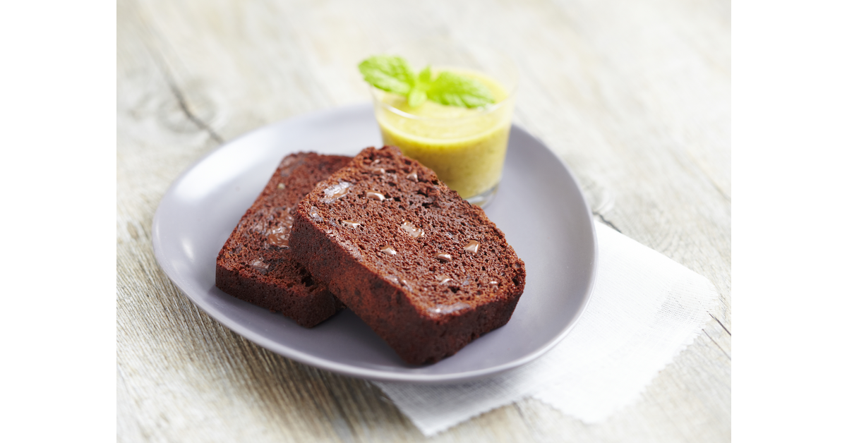Cake chocolat avec coulis de pêches menthe et amandes grillées
