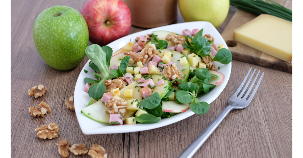 Salade de pommes, jambon, comté et noix