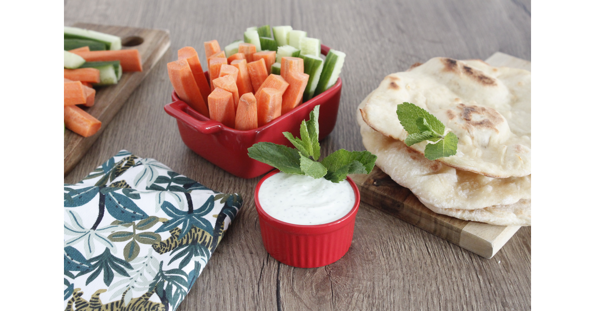 Petits naans Kub or fromage blanc à la menthe, légumes croquants