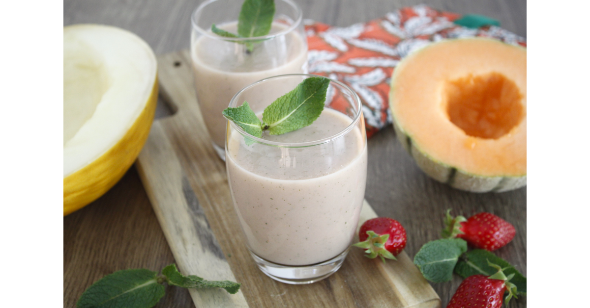 Smoothie aux fruits d'été menthe et lait concentré