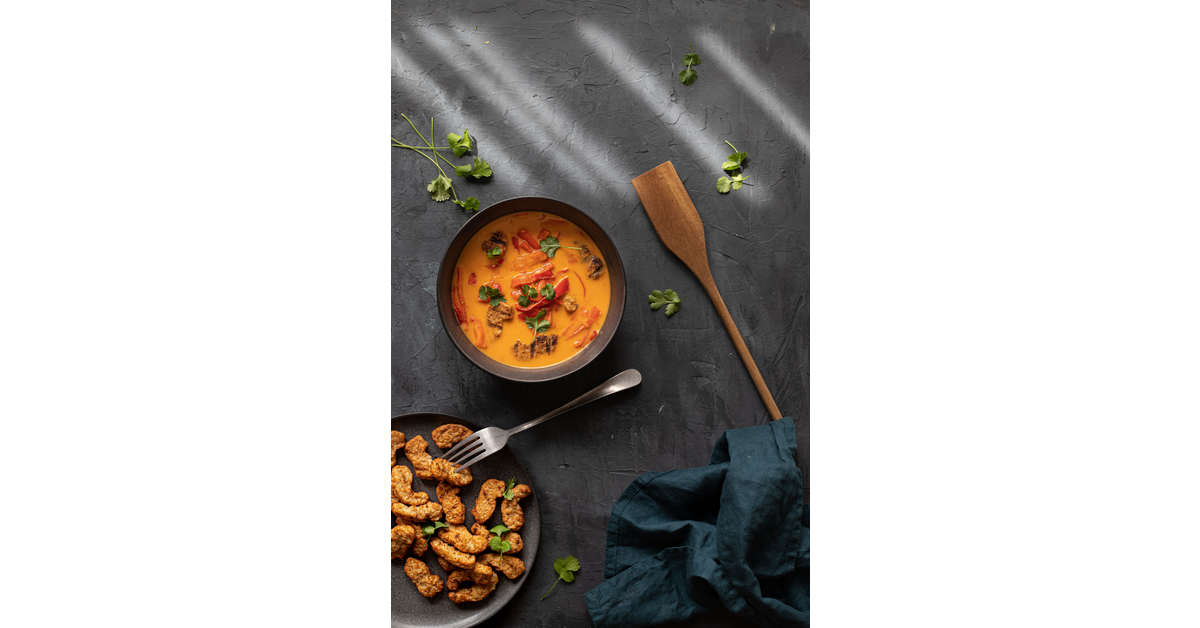 Soupe de lait de coco au curry et bouchées grillées