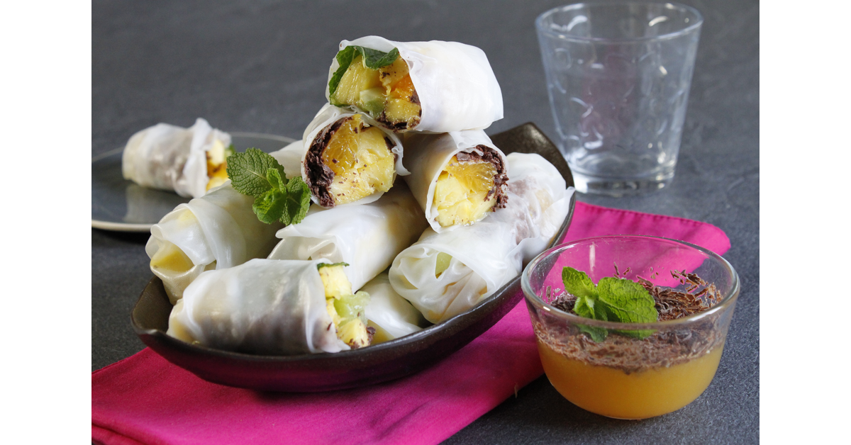Rouleaux de printemps aux fruits exotiques et copeaux de chocolat