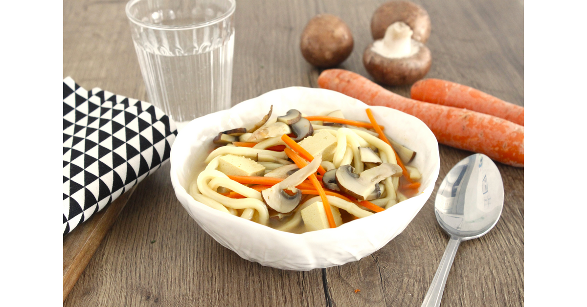 Soupe végétarienne de nouilles udon, tofu et légumes