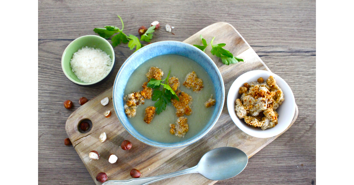 Velouté de poireaux et pommes de terre crumble aux noisettes et parmesan