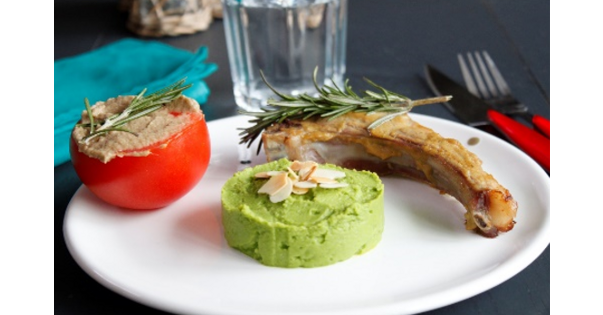 Côtelettes d'agneau, oignon, moutarde et purée de petits pois