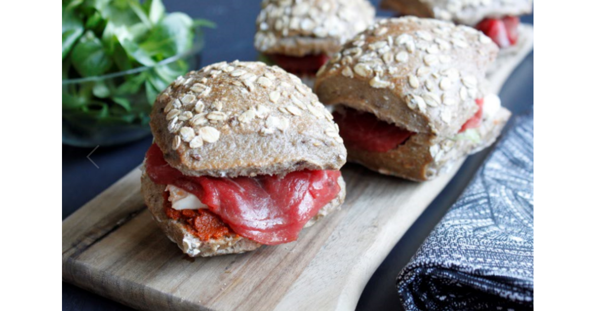 Sandwich au boeuf, tomates séchées, feta et crème de vinaigre balsamique