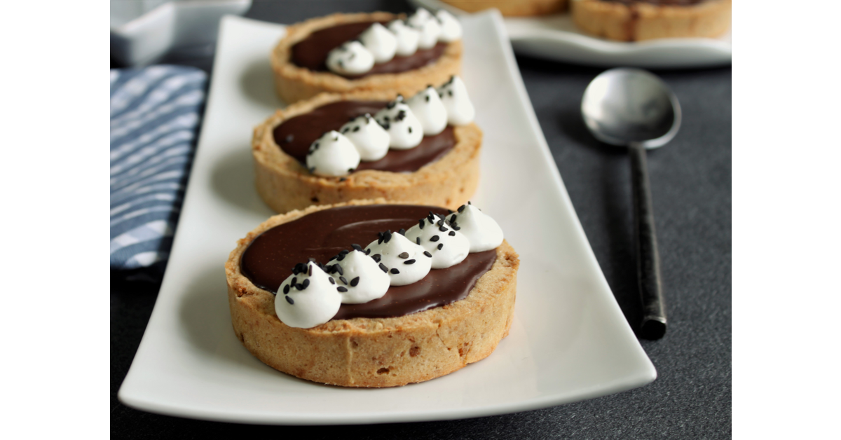 Tartelettes poires chocolat et chantilly aux graines de sésame noir