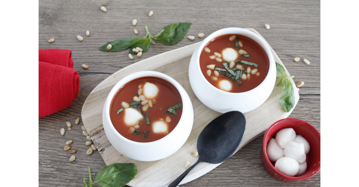 Velouté de tomates billes de mozzarella basilic pignons grillés