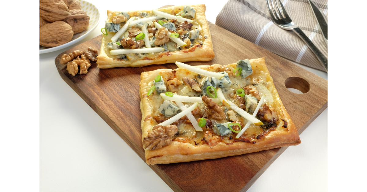Tarte fine aux noix, poires et roquefort
