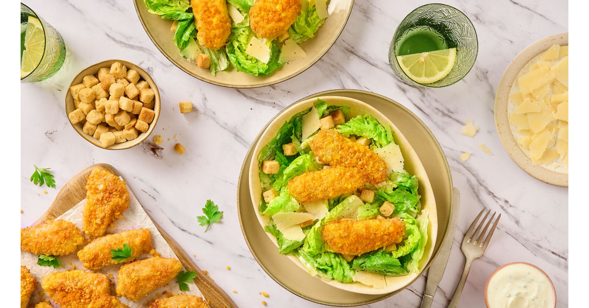 Salade César au poulet croustillant et au fromage au air fryer avec croûtons